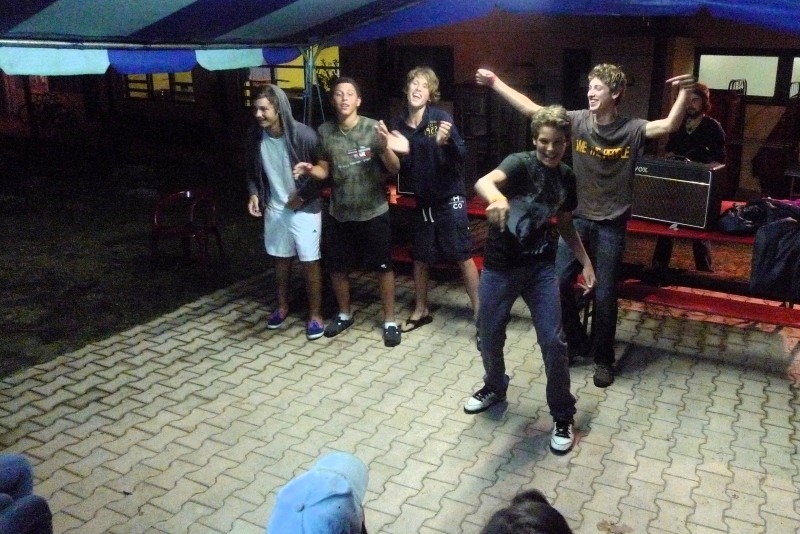 Village Camps International Summer Camp Ard&egrave;che, France 2019-07-26 https://www.villagecamps.com/journals_admin/images/78-34-Boys sing Shakira.jpg